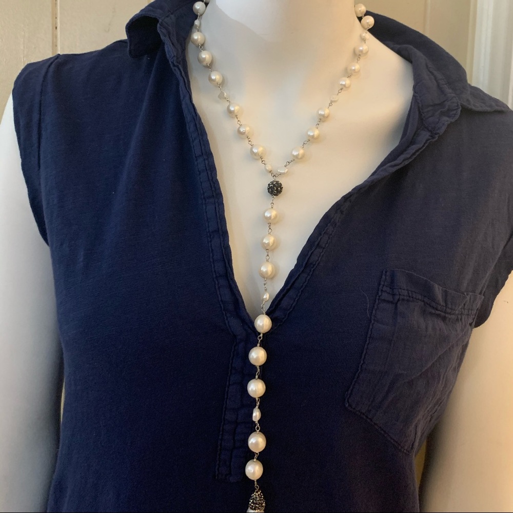 This is Pearls necklace (not real pearls)